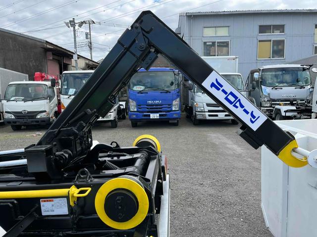 アトラストラック コンテナ付3t積アームロール新明和Wシリンダー 6速MT 3t積み脱着装置付コンテナ専用車 6速MT 新明和製アームロール 型式CCA23-12 ツインホイスト キャブバックデッキ付 観音開き仕様コンテナ付 タイヤ山6分 車両総重量6115キロ(31枚目)