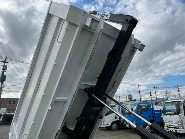 アトラストラック コンテナ付3t積アームロール新明和Wシリンダー 6速MT 3t積み脱着装置付コンテナ専用車 6速MT 新明和製アームロール 型式CCA23-12 ツインホイスト キャブバックデッキ付 観音開き仕様コンテナ付 タイヤ山6分 車両総重量6115キロ(32枚目)