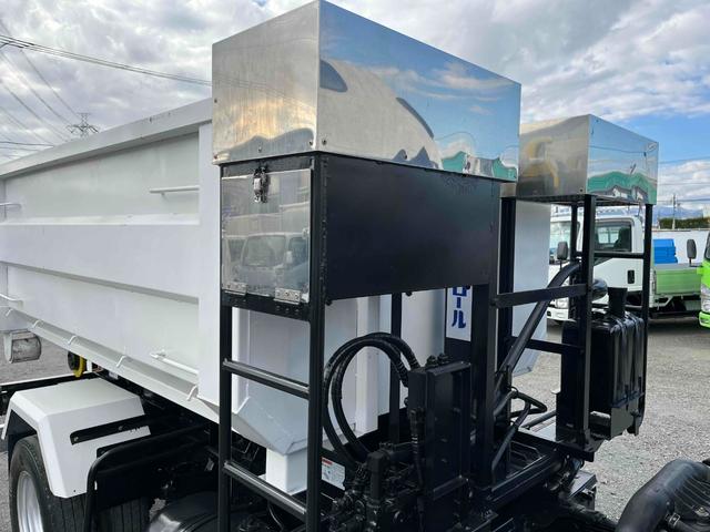 アトラストラック コンテナ付3t積アームロール新明和Wシリンダー 6速MT 3t積み脱着装置付コンテナ専用車 6速MT 新明和製アームロール 型式CCA23-12 ツインホイスト キャブバックデッキ付 観音開き仕様コンテナ付 タイヤ山6分 車両総重量6115キロ(34枚目)