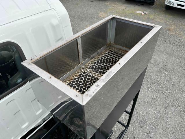 アトラストラック コンテナ付3t積アームロール新明和Wシリンダー 6速MT 3t積み脱着装置付コンテナ専用車 6速MT 新明和製アームロール 型式CCA23-12 ツインホイスト キャブバックデッキ付 観音開き仕様コンテナ付 タイヤ山6分 車両総重量6115キロ(37枚目)