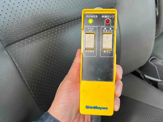 アトラストラック コンテナ付3t積アームロール新明和Wシリンダー 6速MT 3t積み脱着装置付コンテナ専用車 6速MT 新明和製アームロール 型式CCA23-12 ツインホイスト キャブバックデッキ付 観音開き仕様コンテナ付 タイヤ山6分 車両総重量6115キロ(40枚目)