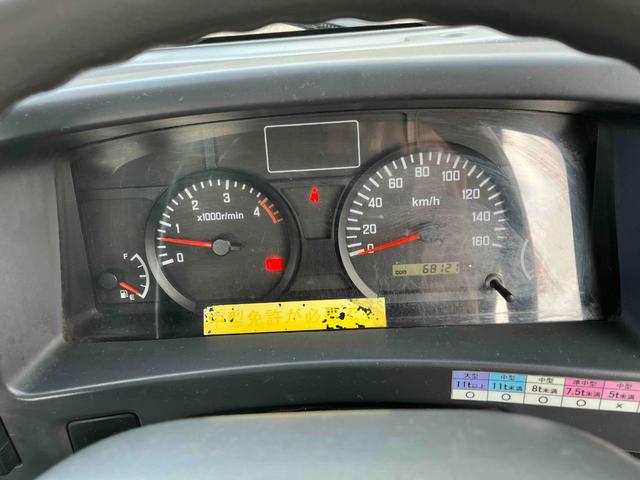 アトラストラック コンテナ付3t積アームロール新明和Wシリンダー 6速MT 3t積み脱着装置付コンテナ専用車 6速MT 新明和製アームロール 型式CCA23-12 ツインホイスト キャブバックデッキ付 観音開き仕様コンテナ付 タイヤ山6分 車両総重量6115キロ(42枚目)