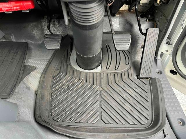 アトラストラック コンテナ付3t積アームロール新明和Wシリンダー 6速MT 3t積み脱着装置付コンテナ専用車 6速MT 新明和製アームロール 型式CCA23-12 ツインホイスト キャブバックデッキ付 観音開き仕様コンテナ付 タイヤ山6分 車両総重量6115キロ(44枚目)