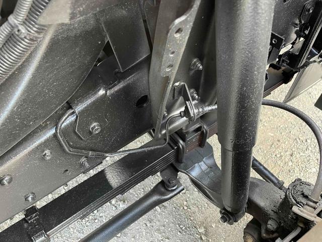 アトラストラック コンテナ付3t積アームロール新明和Wシリンダー 6速MT 3t積み脱着装置付コンテナ専用車 6速MT 新明和製アームロール 型式CCA23-12 ツインホイスト キャブバックデッキ付 観音開き仕様コンテナ付 タイヤ山6分 車両総重量6115キロ(48枚目)