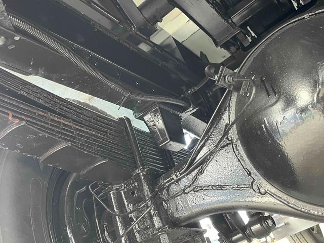 アトラストラック コンテナ付3t積アームロール新明和Wシリンダー 6速MT 3t積み脱着装置付コンテナ専用車 6速MT 新明和製アームロール 型式CCA23-12 ツインホイスト キャブバックデッキ付 観音開き仕様コンテナ付 タイヤ山6分 車両総重量6115キロ(49枚目)