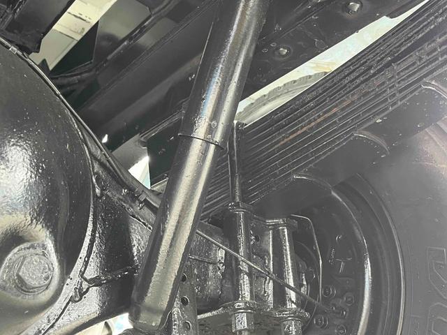 アトラストラック コンテナ付3t積アームロール新明和Wシリンダー 6速MT 3t積み脱着装置付コンテナ専用車 6速MT 新明和製アームロール 型式CCA23-12 ツインホイスト キャブバックデッキ付 観音開き仕様コンテナ付 タイヤ山6分 車両総重量6115キロ(50枚目)