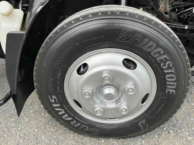 アトラストラック コンテナ付3t積アームロール新明和Wシリンダー 6速MT 3t積み脱着装置付コンテナ専用車 6速MT 新明和製アームロール 型式CCA23-12 ツインホイスト キャブバックデッキ付 観音開き仕様コンテナ付 タイヤ山6分 車両総重量6115キロ(51枚目)