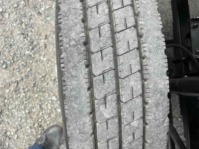 アトラストラック コンテナ付3t積アームロール新明和Wシリンダー 6速MT 3t積み脱着装置付コンテナ専用車 6速MT 新明和製アームロール 型式CCA23-12 ツインホイスト キャブバックデッキ付 観音開き仕様コンテナ付 タイヤ山6分 車両総重量6115キロ(52枚目)