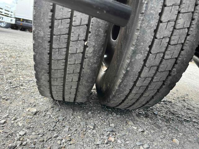 アトラストラック コンテナ付3t積アームロール新明和Wシリンダー 6速MT 3t積み脱着装置付コンテナ専用車 6速MT 新明和製アームロール 型式CCA23-12 ツインホイスト キャブバックデッキ付 観音開き仕様コンテナ付 タイヤ山6分 車両総重量6115キロ(53枚目)