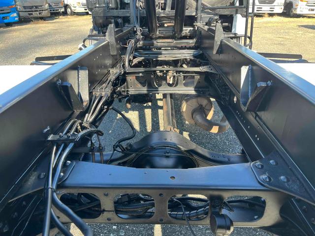 ファイター 4t積アームロール新明和Wシリンダー 6速MT 4t積み脱着装置付コンテナ専用車 車検R8年11月25日 6速MT ベッドレス 2人乗り 新明和製アームロール CCA44-20 ツインホイスト キャブバックデッキ付 車両総重量7960キロ(12枚目)