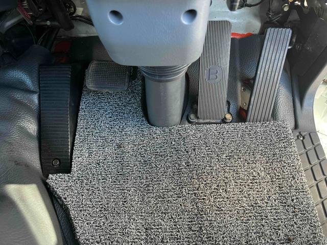 ファイター 4t積アームロール新明和Wシリンダー 6速MT 4t積み脱着装置付コンテナ専用車 車検R8年11月25日 6速MT ベッドレス 2人乗り 新明和製アームロール CCA44-20 ツインホイスト キャブバックデッキ付 車両総重量7960キロ(46枚目)