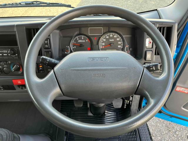 エルフトラック 背低！跳ね上げゲート付ワイドロング２ｔ積アルミバン　６速ＭＴ　ワイドロング２ｔ積アルミバン　６速ＭＴ　バックカメラ付　全高２６１ｃｍ　観音扉　荷台内寸長４２０幅２１０高１６０ｃｍ　ラッシングレール１段　新明和製オートターンゲート付　車両総重量５６４５キロ（15枚目）