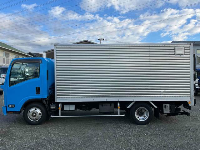 エルフトラック 背低！跳ね上げゲート付ワイドロング２ｔ積アルミバン　６速ＭＴ　ワイドロング２ｔ積アルミバン　６速ＭＴ　バックカメラ付　全高２６１ｃｍ　観音扉　荷台内寸長４２０幅２１０高１６０ｃｍ　ラッシングレール１段　新明和製オートターンゲート付　車両総重量５６４５キロ（22枚目）