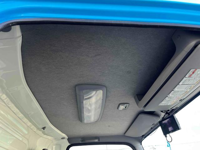 エルフトラック 背低！跳ね上げゲート付ワイドロング２ｔ積アルミバン　６速ＭＴ　ワイドロング２ｔ積アルミバン　６速ＭＴ　バックカメラ付　全高２６１ｃｍ　観音扉　荷台内寸長４２０幅２１０高１６０ｃｍ　ラッシングレール１段　新明和製オートターンゲート付　車両総重量５６４５キロ（46枚目）