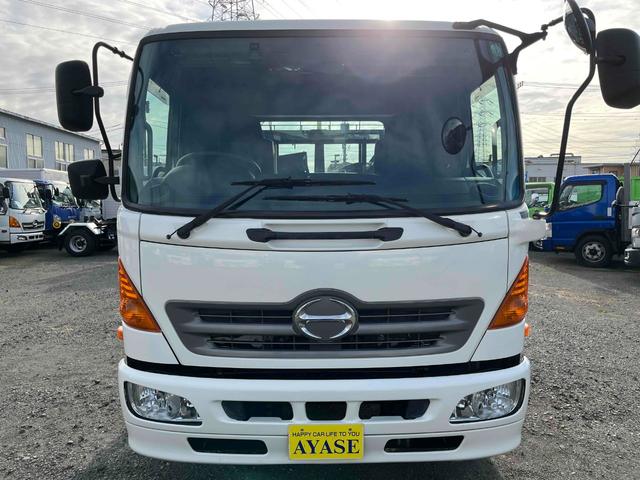 ヒノレンジャー ３．７５ｔ積アームロール新明和Ｗシリンダー　フルキャブ　３．７５ｔ積み脱着装置付コンテナ専用車　車検Ｒ８年１２月１５日　６速ＭＴ　ベッド付フルキャブ車　２００Ｌ燃料タンク　新明和製アームロール　ＣＣＡ４４－３０　ツインホイスト　キャブバックデッキ付（2枚目）