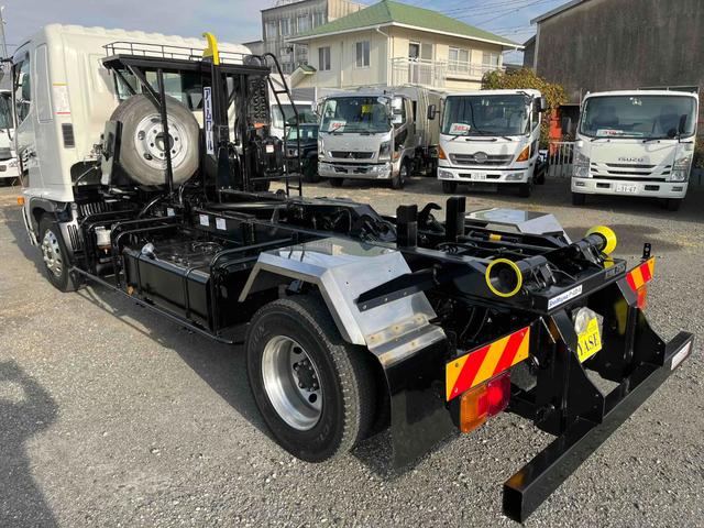 ヒノレンジャー ３．７５ｔ積アームロール新明和Ｗシリンダー　フルキャブ　３．７５ｔ積み脱着装置付コンテナ専用車　車検Ｒ８年１２月１５日　６速ＭＴ　ベッド付フルキャブ車　２００Ｌ燃料タンク　新明和製アームロール　ＣＣＡ４４－３０　ツインホイスト　キャブバックデッキ付（4枚目）