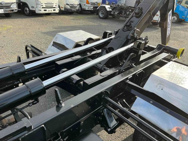 ヒノレンジャー ３．７５ｔ積アームロール新明和Ｗシリンダー　フルキャブ　３．７５ｔ積み脱着装置付コンテナ専用車　車検Ｒ８年１２月１５日　６速ＭＴ　ベッド付フルキャブ車　２００Ｌ燃料タンク　新明和製アームロール　ＣＣＡ４４－３０　ツインホイスト　キャブバックデッキ付（6枚目）