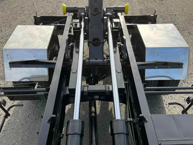 ヒノレンジャー ３．７５ｔ積アームロール新明和Ｗシリンダー　フルキャブ　３．７５ｔ積み脱着装置付コンテナ専用車　車検Ｒ８年１２月１５日　６速ＭＴ　ベッド付フルキャブ車　２００Ｌ燃料タンク　新明和製アームロール　ＣＣＡ４４－３０　ツインホイスト　キャブバックデッキ付（7枚目）