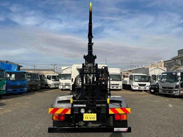 ヒノレンジャー ３．７５ｔ積アームロール新明和Ｗシリンダー　フルキャブ　３．７５ｔ積み脱着装置付コンテナ専用車　車検Ｒ８年１２月１５日　６速ＭＴ　ベッド付フルキャブ車　２００Ｌ燃料タンク　新明和製アームロール　ＣＣＡ４４－３０　ツインホイスト　キャブバックデッキ付（8枚目）