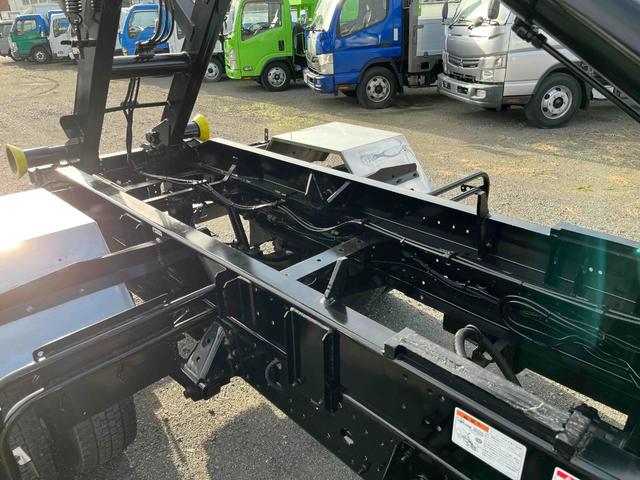 ヒノレンジャー ３．７５ｔ積アームロール新明和Ｗシリンダー　フルキャブ　３．７５ｔ積み脱着装置付コンテナ専用車　車検Ｒ８年１２月１５日　６速ＭＴ　ベッド付フルキャブ車　２００Ｌ燃料タンク　新明和製アームロール　ＣＣＡ４４－３０　ツインホイスト　キャブバックデッキ付（9枚目）