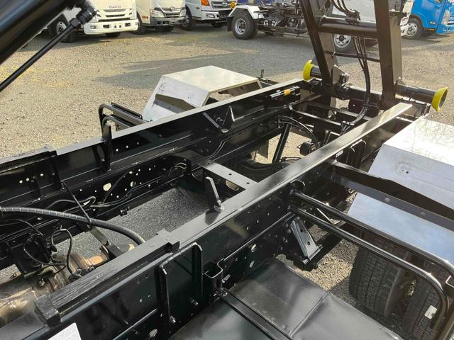 ヒノレンジャー ３．７５ｔ積アームロール新明和Ｗシリンダー　フルキャブ　３．７５ｔ積み脱着装置付コンテナ専用車　車検Ｒ８年１２月１５日　６速ＭＴ　ベッド付フルキャブ車　２００Ｌ燃料タンク　新明和製アームロール　ＣＣＡ４４－３０　ツインホイスト　キャブバックデッキ付（10枚目）