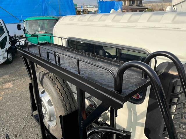 ヒノレンジャー ３．７５ｔ積アームロール新明和Ｗシリンダー　フルキャブ　３．７５ｔ積み脱着装置付コンテナ専用車　車検Ｒ８年１２月１５日　６速ＭＴ　ベッド付フルキャブ車　２００Ｌ燃料タンク　新明和製アームロール　ＣＣＡ４４－３０　ツインホイスト　キャブバックデッキ付（12枚目）