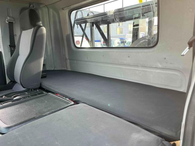 ヒノレンジャー ３．７５ｔ積アームロール新明和Ｗシリンダー　フルキャブ　３．７５ｔ積み脱着装置付コンテナ専用車　車検Ｒ８年１２月１５日　６速ＭＴ　ベッド付フルキャブ車　２００Ｌ燃料タンク　新明和製アームロール　ＣＣＡ４４－３０　ツインホイスト　キャブバックデッキ付（15枚目）