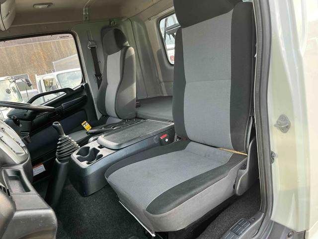 ヒノレンジャー ３．７５ｔ積アームロール新明和Ｗシリンダー　フルキャブ　３．７５ｔ積み脱着装置付コンテナ専用車　車検Ｒ８年１２月１５日　６速ＭＴ　ベッド付フルキャブ車　２００Ｌ燃料タンク　新明和製アームロール　ＣＣＡ４４－３０　ツインホイスト　キャブバックデッキ付（16枚目）