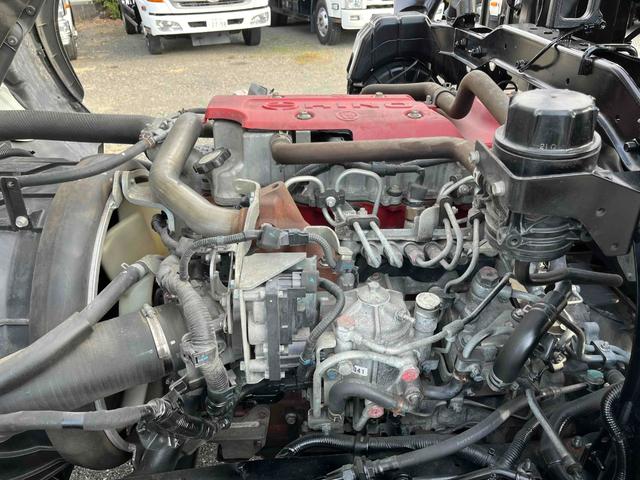 ヒノレンジャー ３．７５ｔ積アームロール新明和Ｗシリンダー　フルキャブ　３．７５ｔ積み脱着装置付コンテナ専用車　車検Ｒ８年１２月１５日　６速ＭＴ　ベッド付フルキャブ車　２００Ｌ燃料タンク　新明和製アームロール　ＣＣＡ４４－３０　ツインホイスト　キャブバックデッキ付（17枚目）