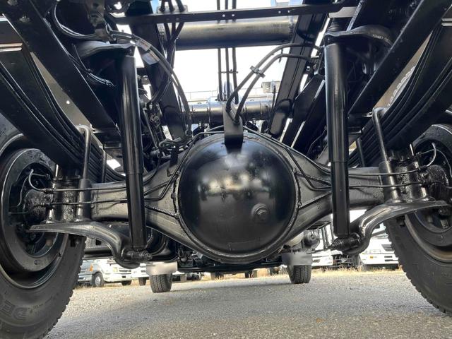 ヒノレンジャー ３．７５ｔ積アームロール新明和Ｗシリンダー　フルキャブ　３．７５ｔ積み脱着装置付コンテナ専用車　車検Ｒ８年１２月１５日　６速ＭＴ　ベッド付フルキャブ車　２００Ｌ燃料タンク　新明和製アームロール　ＣＣＡ４４－３０　ツインホイスト　キャブバックデッキ付（18枚目）