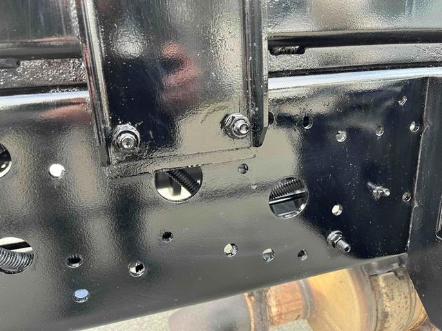 ヒノレンジャー ３．７５ｔ積アームロール新明和Ｗシリンダー　フルキャブ　３．７５ｔ積み脱着装置付コンテナ専用車　車検Ｒ８年１２月１５日　６速ＭＴ　ベッド付フルキャブ車　２００Ｌ燃料タンク　新明和製アームロール　ＣＣＡ４４－３０　ツインホイスト　キャブバックデッキ付（19枚目）