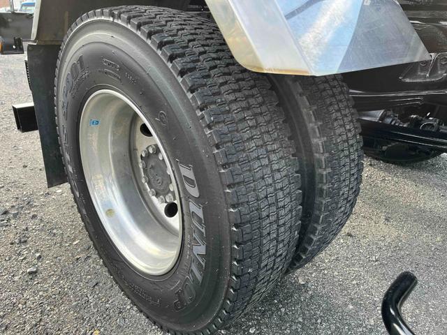 ヒノレンジャー ３．７５ｔ積アームロール新明和Ｗシリンダー　フルキャブ　３．７５ｔ積み脱着装置付コンテナ専用車　車検Ｒ８年１２月１５日　６速ＭＴ　ベッド付フルキャブ車　２００Ｌ燃料タンク　新明和製アームロール　ＣＣＡ４４－３０　ツインホイスト　キャブバックデッキ付（20枚目）