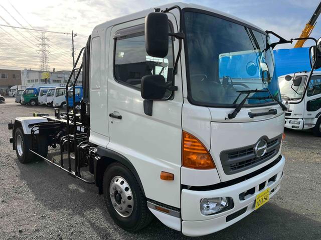 ヒノレンジャー ３．７５ｔ積アームロール新明和Ｗシリンダー　フルキャブ　３．７５ｔ積み脱着装置付コンテナ専用車　車検Ｒ８年１２月１５日　６速ＭＴ　ベッド付フルキャブ車　２００Ｌ燃料タンク　新明和製アームロール　ＣＣＡ４４－３０　ツインホイスト　キャブバックデッキ付（21枚目）