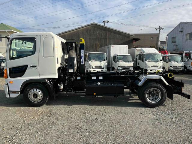 ヒノレンジャー ３．７５ｔ積アームロール新明和Ｗシリンダー　フルキャブ　３．７５ｔ積み脱着装置付コンテナ専用車　車検Ｒ８年１２月１５日　６速ＭＴ　ベッド付フルキャブ車　２００Ｌ燃料タンク　新明和製アームロール　ＣＣＡ４４－３０　ツインホイスト　キャブバックデッキ付（22枚目）