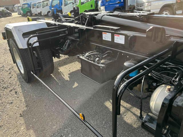 ヒノレンジャー ３．７５ｔ積アームロール新明和Ｗシリンダー　フルキャブ　３．７５ｔ積み脱着装置付コンテナ専用車　車検Ｒ８年１２月１５日　６速ＭＴ　ベッド付フルキャブ車　２００Ｌ燃料タンク　新明和製アームロール　ＣＣＡ４４－３０　ツインホイスト　キャブバックデッキ付（28枚目）