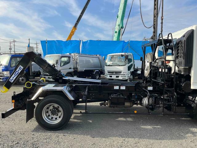 ヒノレンジャー ３．７５ｔ積アームロール新明和Ｗシリンダー　フルキャブ　３．７５ｔ積み脱着装置付コンテナ専用車　車検Ｒ８年１２月１５日　６速ＭＴ　ベッド付フルキャブ車　２００Ｌ燃料タンク　新明和製アームロール　ＣＣＡ４４－３０　ツインホイスト　キャブバックデッキ付（29枚目）