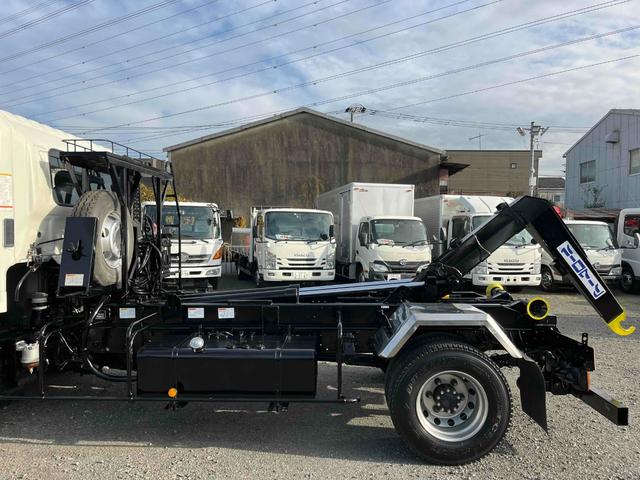 ヒノレンジャー ３．７５ｔ積アームロール新明和Ｗシリンダー　フルキャブ　３．７５ｔ積み脱着装置付コンテナ専用車　車検Ｒ８年１２月１５日　６速ＭＴ　ベッド付フルキャブ車　２００Ｌ燃料タンク　新明和製アームロール　ＣＣＡ４４－３０　ツインホイスト　キャブバックデッキ付（30枚目）