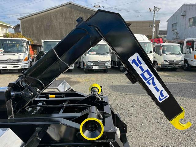 ヒノレンジャー ３．７５ｔ積アームロール新明和Ｗシリンダー　フルキャブ　３．７５ｔ積み脱着装置付コンテナ専用車　車検Ｒ８年１２月１５日　６速ＭＴ　ベッド付フルキャブ車　２００Ｌ燃料タンク　新明和製アームロール　ＣＣＡ４４－３０　ツインホイスト　キャブバックデッキ付（32枚目）