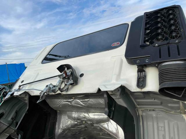 ヒノレンジャー ３．７５ｔ積アームロール新明和Ｗシリンダー　フルキャブ　３．７５ｔ積み脱着装置付コンテナ専用車　車検Ｒ８年１２月１５日　６速ＭＴ　ベッド付フルキャブ車　２００Ｌ燃料タンク　新明和製アームロール　ＣＣＡ４４－３０　ツインホイスト　キャブバックデッキ付（39枚目）