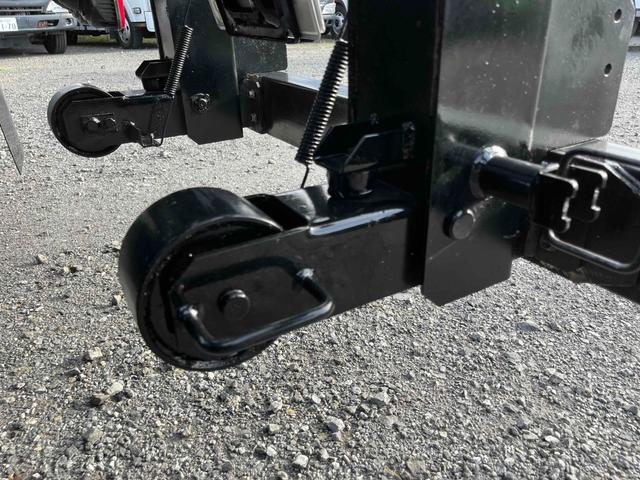 ヒノレンジャー ３．７５ｔ積アームロール新明和Ｗシリンダー　フルキャブ　３．７５ｔ積み脱着装置付コンテナ専用車　車検Ｒ８年１２月１５日　６速ＭＴ　ベッド付フルキャブ車　２００Ｌ燃料タンク　新明和製アームロール　ＣＣＡ４４－３０　ツインホイスト　キャブバックデッキ付（41枚目）