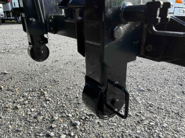 ヒノレンジャー ３．７５ｔ積アームロール新明和Ｗシリンダー　フルキャブ　３．７５ｔ積み脱着装置付コンテナ専用車　車検Ｒ８年１２月１５日　６速ＭＴ　ベッド付フルキャブ車　２００Ｌ燃料タンク　新明和製アームロール　ＣＣＡ４４－３０　ツインホイスト　キャブバックデッキ付（42枚目）