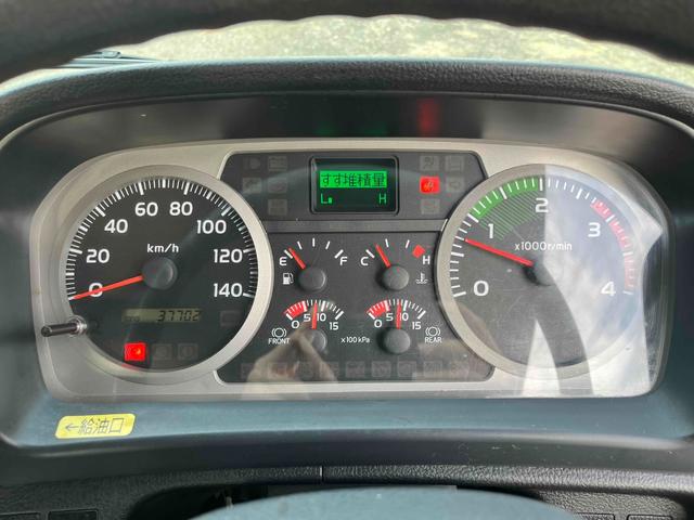 ヒノレンジャー ３．７５ｔ積アームロール新明和Ｗシリンダー　フルキャブ　３．７５ｔ積み脱着装置付コンテナ専用車　車検Ｒ８年１２月１５日　６速ＭＴ　ベッド付フルキャブ車　２００Ｌ燃料タンク　新明和製アームロール　ＣＣＡ４４－３０　ツインホイスト　キャブバックデッキ付（44枚目）