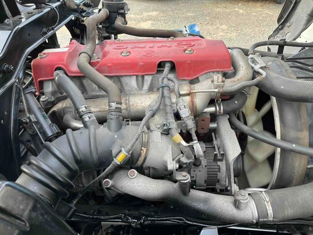 ヒノレンジャー ３．７５ｔ積アームロール新明和Ｗシリンダー　フルキャブ　３．７５ｔ積み脱着装置付コンテナ専用車　車検Ｒ８年１２月１５日　６速ＭＴ　ベッド付フルキャブ車　２００Ｌ燃料タンク　新明和製アームロール　ＣＣＡ４４－３０　ツインホイスト　キャブバックデッキ付（48枚目）