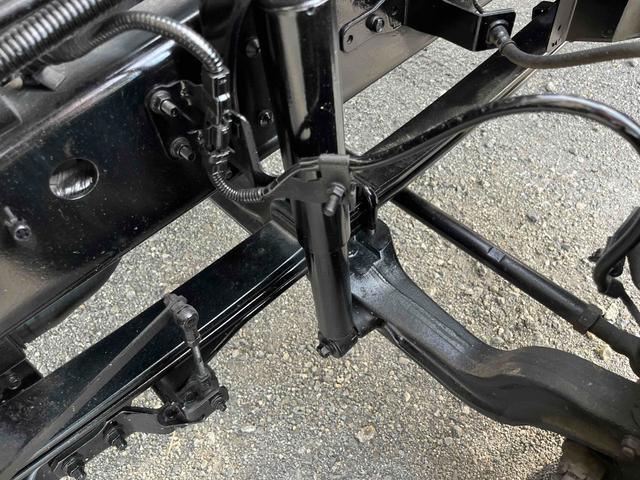 ヒノレンジャー ３．７５ｔ積アームロール新明和Ｗシリンダー　フルキャブ　３．７５ｔ積み脱着装置付コンテナ専用車　車検Ｒ８年１２月１５日　６速ＭＴ　ベッド付フルキャブ車　２００Ｌ燃料タンク　新明和製アームロール　ＣＣＡ４４－３０　ツインホイスト　キャブバックデッキ付（50枚目）