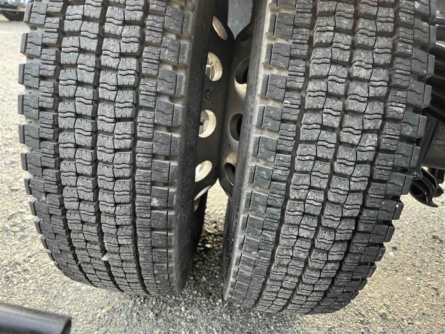 ヒノレンジャー ３．７５ｔ積アームロール新明和Ｗシリンダー　フルキャブ　３．７５ｔ積み脱着装置付コンテナ専用車　車検Ｒ８年１２月１５日　６速ＭＴ　ベッド付フルキャブ車　２００Ｌ燃料タンク　新明和製アームロール　ＣＣＡ４４－３０　ツインホイスト　キャブバックデッキ付（55枚目）