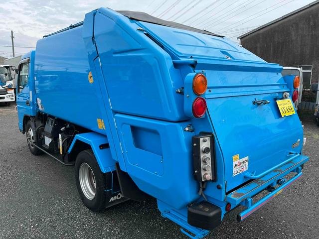 キャンター ダンボール回収歴車　２．３５ｔ積プレス式パッカー車４．９立米　ダンボール回収歴車　２．３５ｔ積プレス式パッカー車　５速ＭＴ　バックカメラ付　モリタエコノス製４．９立米　荷箱型式ＰＡ５５Ｈ　連続スイッチ　汚水タンク付　車両総重量６６８５キロ（4枚目）