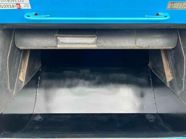 キャンター ダンボール回収歴車　２．３５ｔ積プレス式パッカー車４．９立米　ダンボール回収歴車　２．３５ｔ積プレス式パッカー車　５速ＭＴ　バックカメラ付　モリタエコノス製４．９立米　荷箱型式ＰＡ５５Ｈ　連続スイッチ　汚水タンク付　車両総重量６６８５キロ（5枚目）