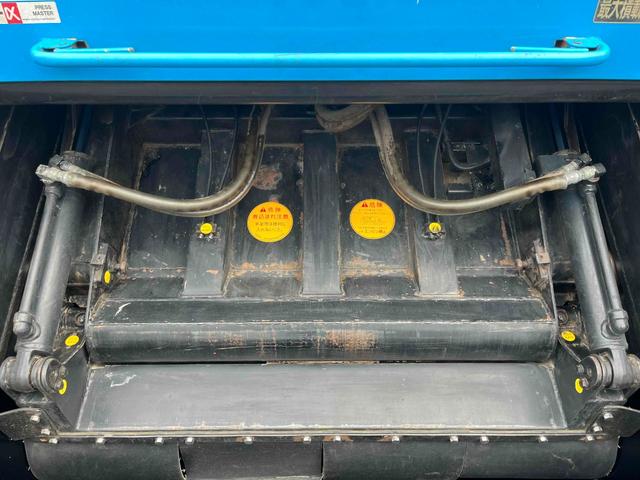 キャンター ダンボール回収歴車　２．３５ｔ積プレス式パッカー車４．９立米　ダンボール回収歴車　２．３５ｔ積プレス式パッカー車　５速ＭＴ　バックカメラ付　モリタエコノス製４．９立米　荷箱型式ＰＡ５５Ｈ　連続スイッチ　汚水タンク付　車両総重量６６８５キロ（6枚目）