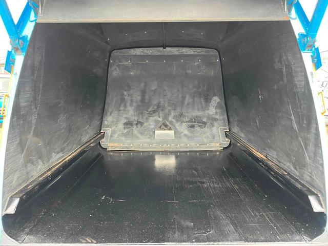 キャンター ダンボール回収歴車　２．３５ｔ積プレス式パッカー車４．９立米　ダンボール回収歴車　２．３５ｔ積プレス式パッカー車　５速ＭＴ　バックカメラ付　モリタエコノス製４．９立米　荷箱型式ＰＡ５５Ｈ　連続スイッチ　汚水タンク付　車両総重量６６８５キロ（7枚目）