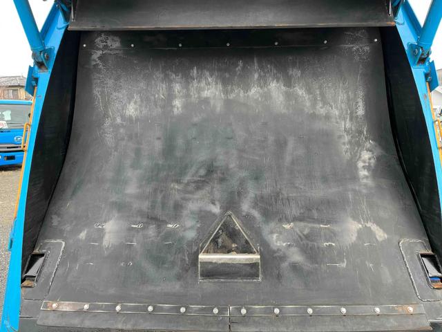 キャンター ダンボール回収歴車　２．３５ｔ積プレス式パッカー車４．９立米　ダンボール回収歴車　２．３５ｔ積プレス式パッカー車　５速ＭＴ　バックカメラ付　モリタエコノス製４．９立米　荷箱型式ＰＡ５５Ｈ　連続スイッチ　汚水タンク付　車両総重量６６８５キロ（11枚目）